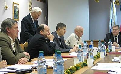 Депутаты внимательно слушают аргументы А. Еперина (Фото Нины Князевой)